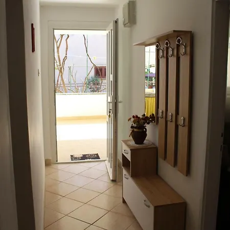 Green Garden Apartment *